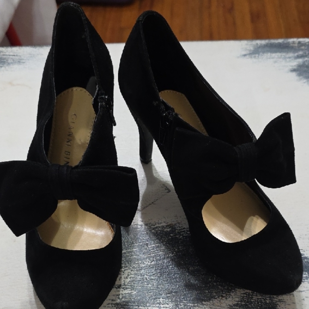 Gianni Bini Women's Velvety Suede Black Bow Heels Formal Holidays Sz 8.5 EUC